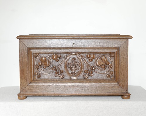 Vintage carved oak trunk - carved,